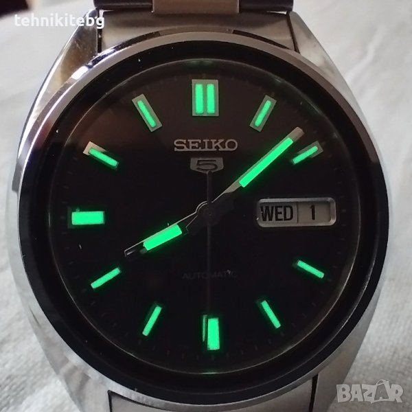 SEIKO 5 (SKXS77K) - оригинален японски часовник с гравирани надпис и емблема на стъклото, снимка 1