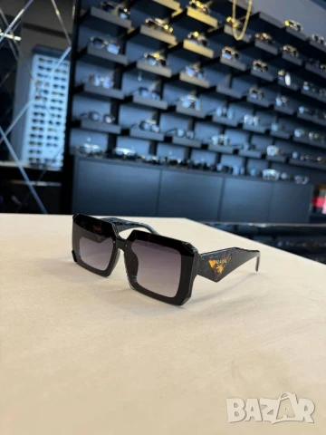 очила с черен обикновен калъф и ув защита prada 