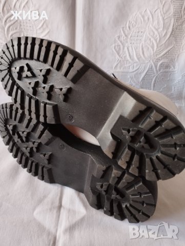 Зимни дамски боти с грайфери, бели с черна подметка, снимка 6 - Дамски боти - 38519355