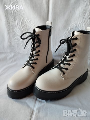 Зимни дамски боти с грайфери, бели с черна подметка