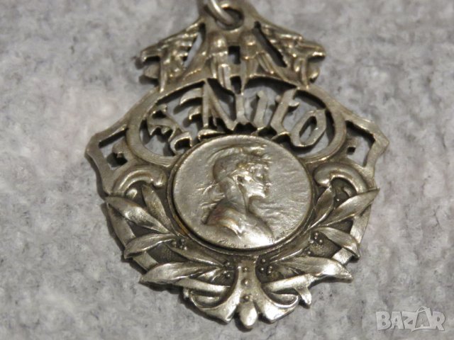 Старинен медальон - красота във всеки детайл . 