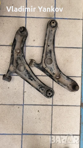 Носачи комплект  Тойота Ярис 2003