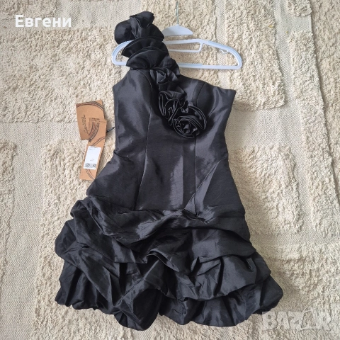 НОВА официална черна рокля с 3D рози и волани – ефектен модел с едно рамо, снимка 2 - Рокли - 54211464