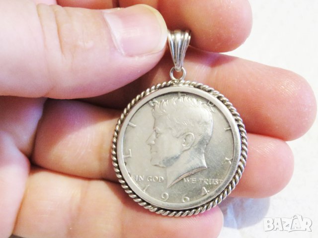 Медальон - сребърен американски долар, HALF DOLLAR - 1964 г. с лика на Кенеди и сребърен обков, снимка 2 - Колиета, медальони, синджири - 29630344