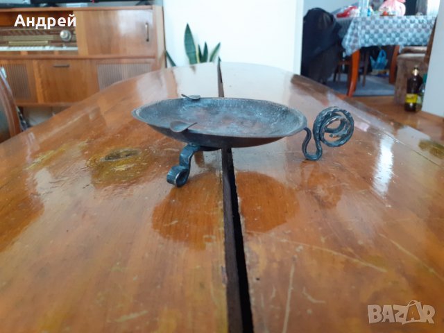 Стар пепелник от кована мед