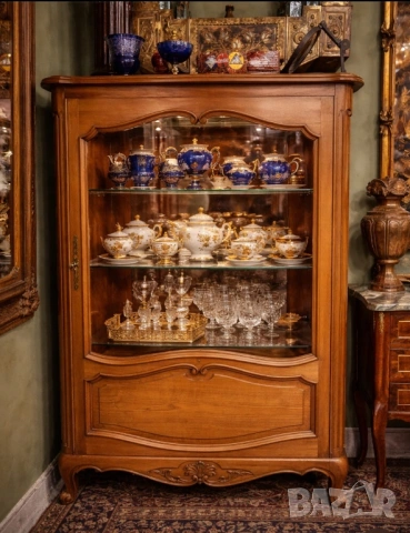 Елегантна винтидж витрина от масивно дърво – класика и стил за ценители