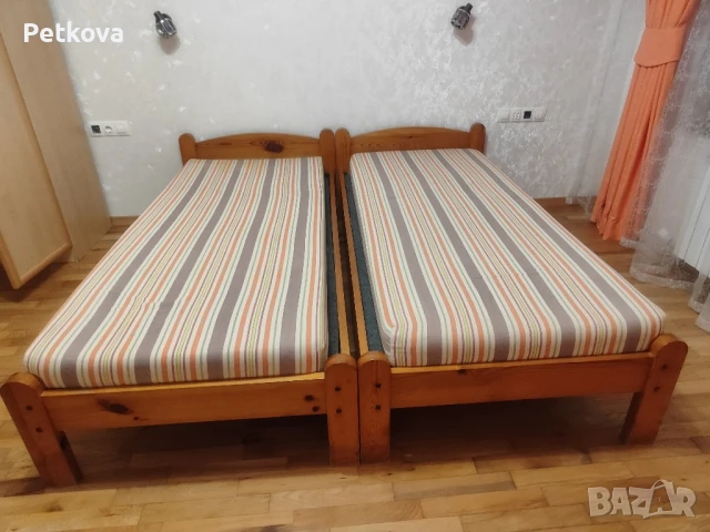 Единични легла и нощни шкафчета