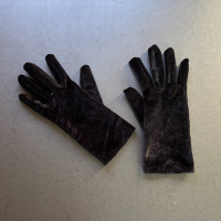 Елегантни къси дамски ръкавици от черен плюш 8635, снимка 2 - Ръкавици - 44292104