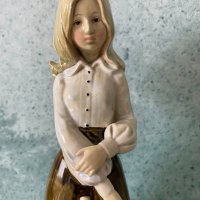 Порцеланова статуетка на момиче, снимка 2 - Статуетки - 40057147
