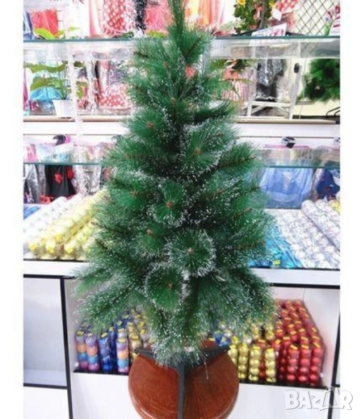 Коледна елха с бели заскрежени връхчета., снимка 1
