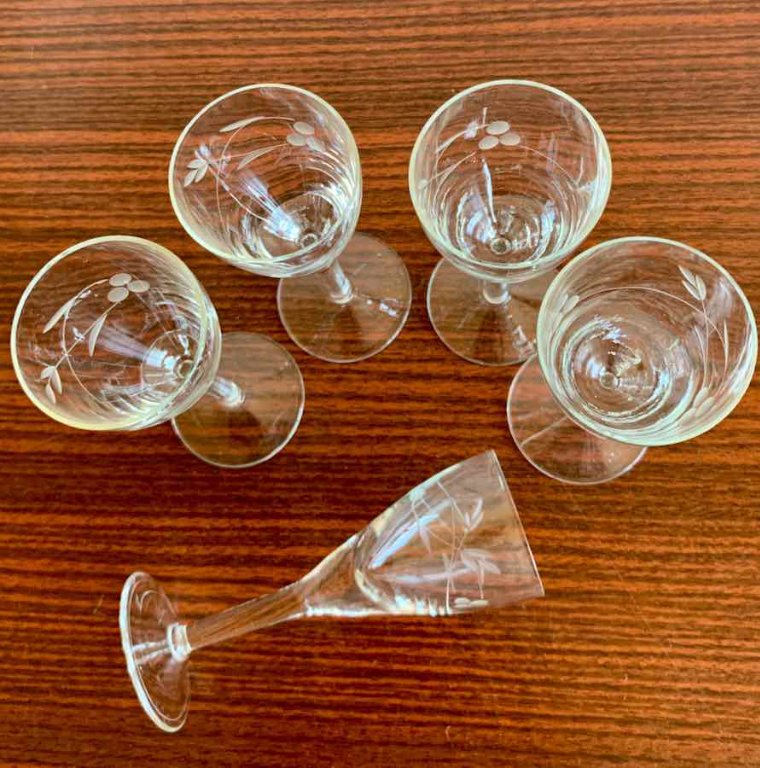 Стъклени малки гравирани чаши на столче в Чаши в гр. Плевен - ID37487550 —  Bazar.bg