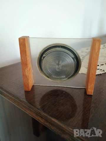 Термометър, стаен с дървена рамка