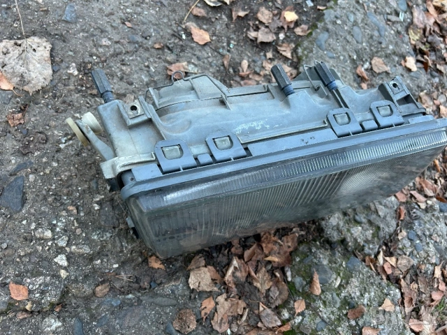 Десен фар Mercedes 190 W201 Hella 127094-00 127092-00, снимка 2 - Части - 53102061