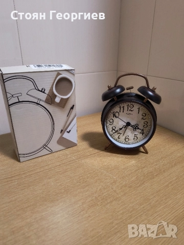 Чисто нов ретро часовник EACHUI