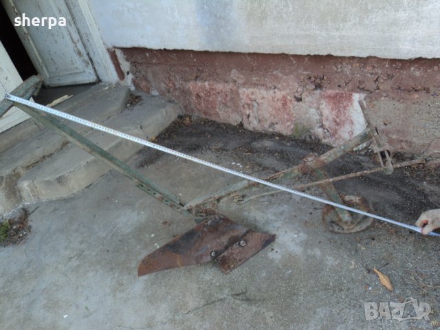 стар железен плуг 