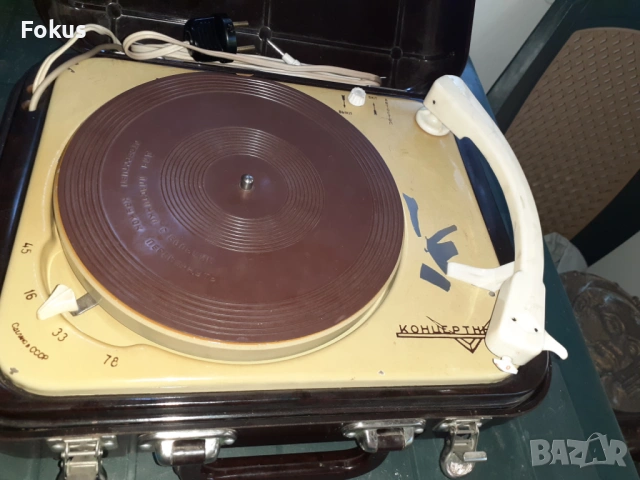 Стар руски грамофон " Концертньй " с бакелитена кутия, снимка 2 - Антикварни и старинни предмети - 53296924