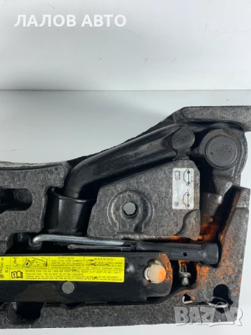 Комплект аварийни инструменти Кука теглич Пасат Б6 Komplekt instrumenti Kuka teglich Passat B6 , снимка 4 - Части - 53269668