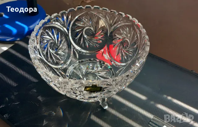 Кристална купа на три крачета, снимка 2 - Аксесоари за кухня - 47291762