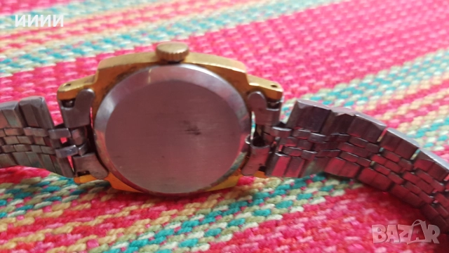 Дамски часовник Луч , снимка 2 - Антикварни и старинни предмети - 52195480