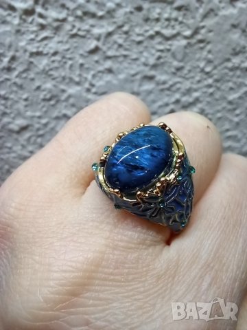 Стилен дамски пръстен със син камък
