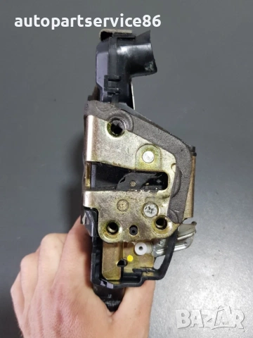 Механизъм за заключване на предна дясна врата за Toyota Avensis (2003-2009) , снимка 2 - Части - 54215959