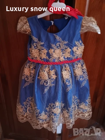 детска рокля в тъмно синьо и златно