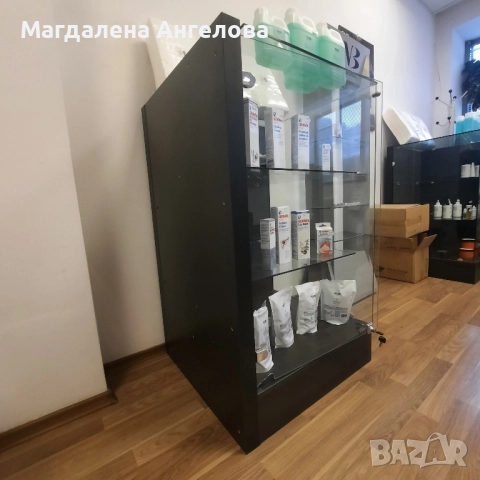 Стъклен шкаф-витрина, снимка 2 - Шкафове - 52063507