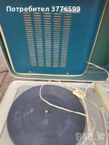 Ретро грамофон Юност