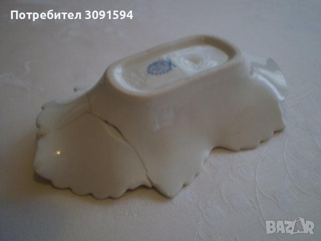 Винтидж чиния за бонбони Херенд, унгарска кралица Виктория, ръчно рисувана форма на листа, златен ръ, снимка 2 - Антикварни и старинни предмети - 38849171