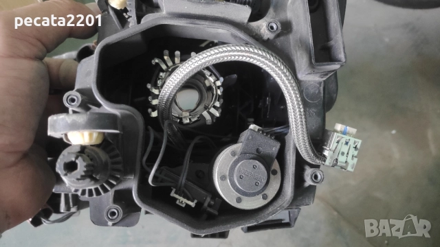 Продавам - оригинален десен ксенонов фар за VW Polo 2009-2015 със счупено стъкло, снимка 6 - Части - 51779936