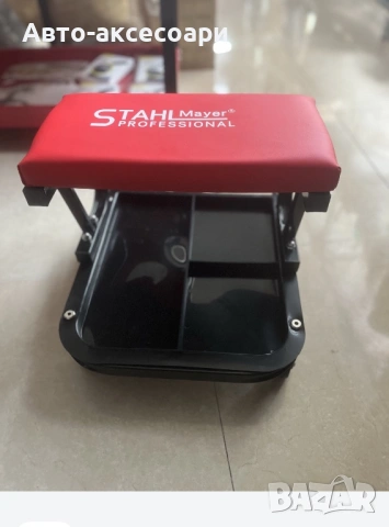 Работен стол с рафтове