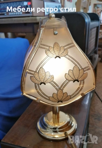 Красива, ретро настолна лампа с тежка месингова основа и декоративен стъклен абажур., снимка 3 - Декорация за дома - 52443691