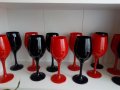 Налични изпращам веднага комплект 6 броя черни и червени чаши за вино за всекидневно ползване