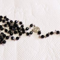 Броеница, сребърна католическа молитвена броеница със черни бляскави фасетирани оникси Светеца Шарбе, снимка 1 - Колиета, медальони, синджири - 34135118