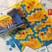 Talking Tables: Sinking City Нова настолна игра Забавно и бързо стратегическо приключение 13+, снимка 5 - Други игри - 42510439