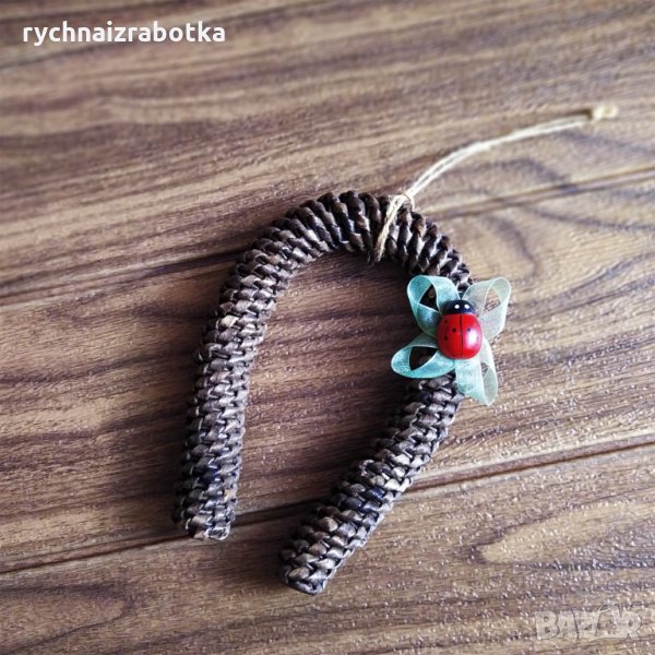 Подкова, изплетена от хартиени пръчици, снимка 1