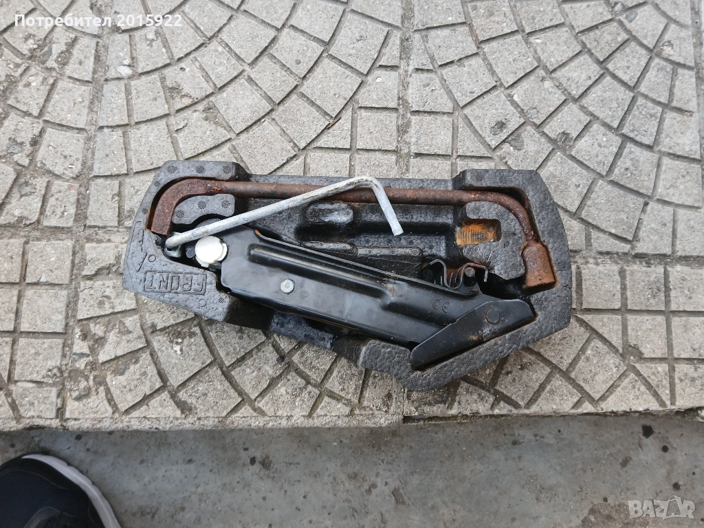 Оригинален крик ключ и кука за Toyota.Aygo.citroen-c1.pegeuot.107. yaris., снимка 1