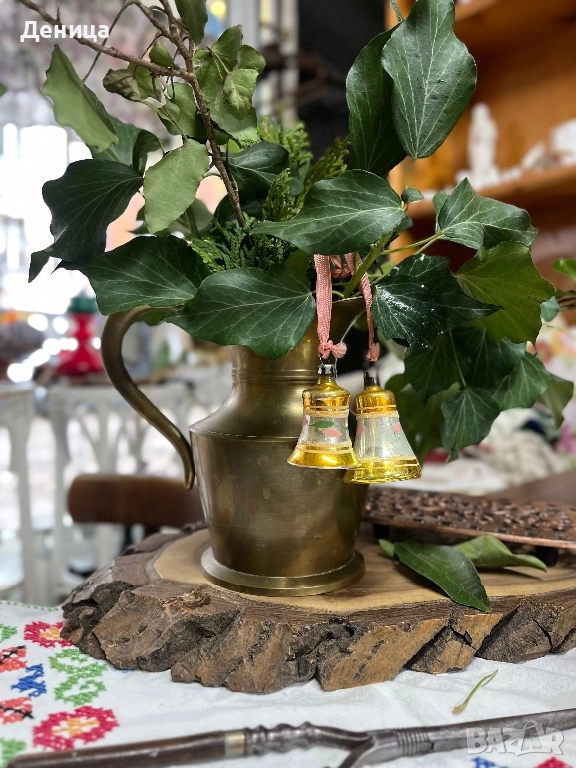 Месингова кана Индия Изящно извитата дръжка и плавно оформеният чучур придават на каната грацията на, снимка 1