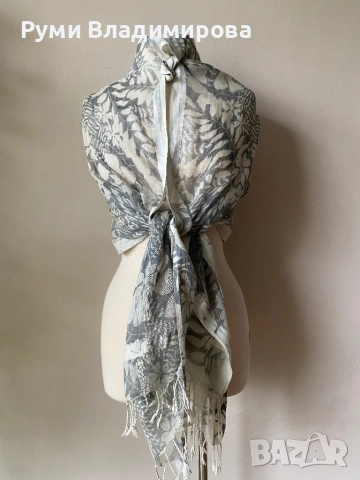Бял шал със сиви флорални мотиви с лен, снимка 3 - Шалове - 53908780