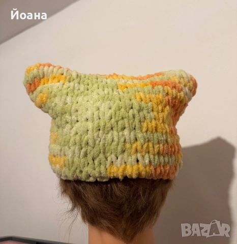 Ръчно плетена шапка от прежда с форма на котешки уши , снимка 2 - Шапки - 52055532