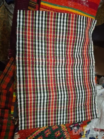 Мини килимчета, платове, родоп. и плетени на една кука калъфки, гайтан