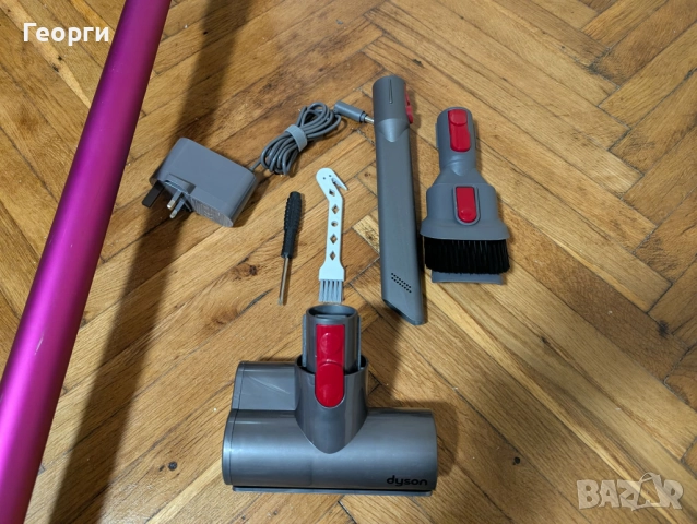 Продавам отлична прахосмукачка Dyson V8 с добра батерия и аксесоари, снимка 2 - Прахосмукачки - 52776474