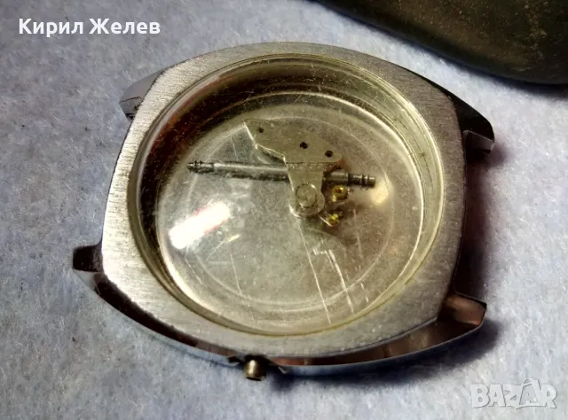 КАСА със СТЪКЛО КАПАК и ЧАСТИ от СТАР ВЕРОЯТНО СЪВЕТСКИ РЪЧЕН МЕХАНИЧЕН ЧАСОВНИК 49743
