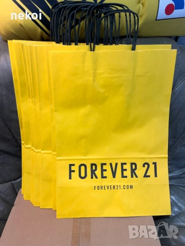 Продавам Хартиени Пликове за дрехи и др.