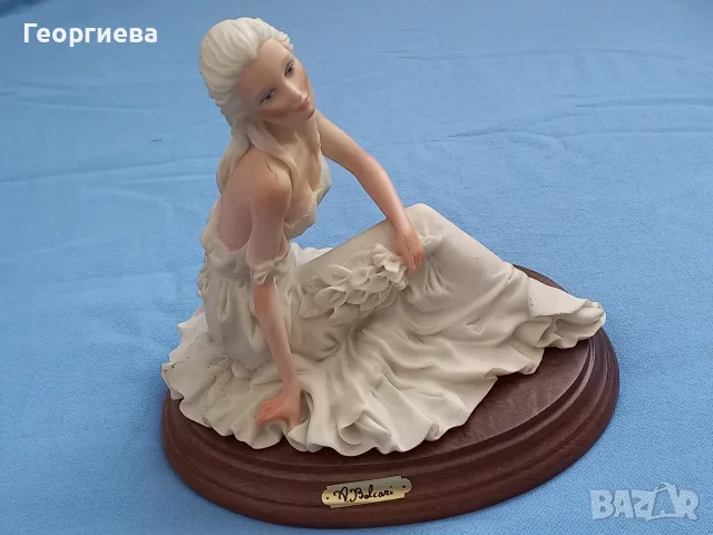 Красива фигура, статуетка на жена - седяща дама с цветя