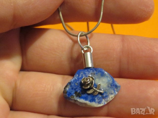 Малка красива  сребърна роза инкрустирана върху лазурит и сребърно синджирче сребро, снимка 2 - Колиета, медальони, синджири - 37158622