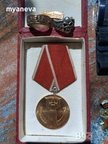 Vintage шише за парфюм, колекция от ​исторически и възпоменателни значки,​ военни отличия и символи , снимка 8 - Други - 51636152