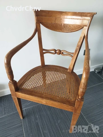 Френски ретро дървен стол с ратанова седалка и подлакътници 92см