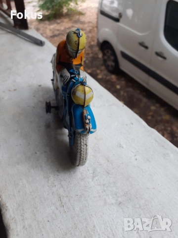 Стара ламаринена играчка с механизъм - моциклетист моторист, снимка 3 - Антикварни и старинни предмети - 53270223