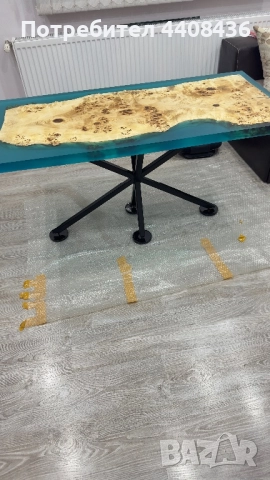 Маса от епоксидна смола и дърво